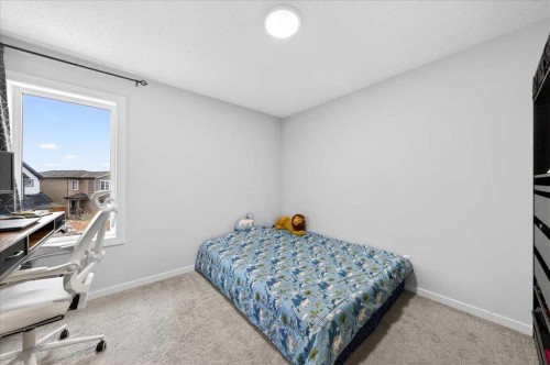 318 Walcrest Way Se, Calgary, AB - Indoor Photo Showing Bedroom