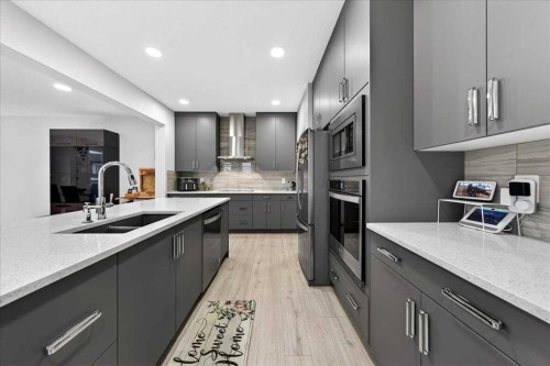 318 Walcrest Way Se, Calgary, AB - Indoor Photo Showing Kitchen With Double Sink With Upgraded Kitchen