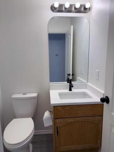 42 Somerside Place Sw, Calgary, AB - Indoor Photo Showing Bathroom