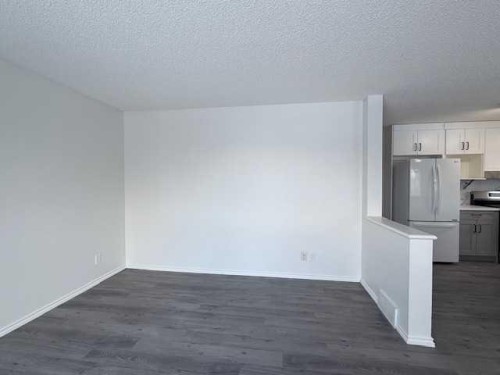 42 Somerside Place Sw, Calgary, AB - Indoor Photo Showing Kitchen