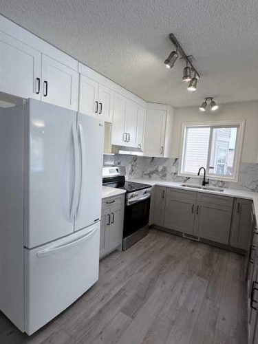 42 Somerside Place Sw, Calgary, AB - Indoor Photo Showing Kitchen