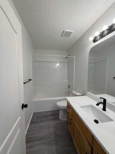 42 Somerside Place Sw, Calgary, AB - Indoor Photo Showing Bathroom