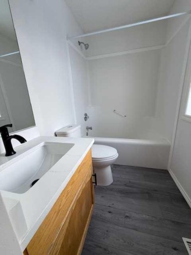 42 Somerside Place Sw, Calgary, AB - Indoor Photo Showing Bathroom