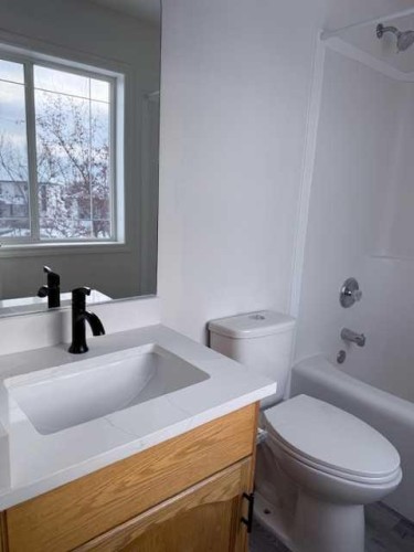 42 Somerside Place Sw, Calgary, AB - Indoor Photo Showing Bathroom