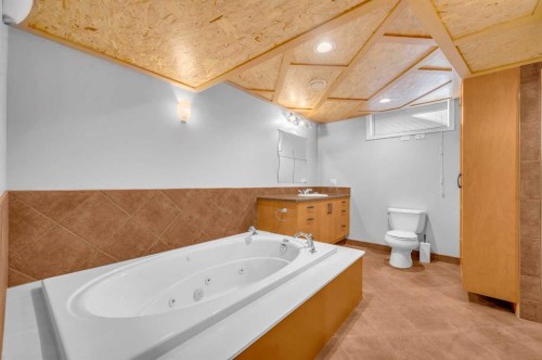 10012 Willowview Road Se, Calgary, AB - Indoor Photo Showing Bathroom