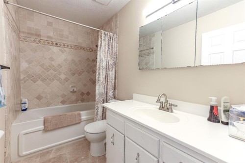 824 Whitemont Drive Ne, Calgary, AB - Indoor Photo Showing Bathroom
