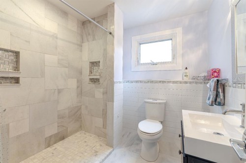 824 Whitemont Drive Ne, Calgary, AB - Indoor Photo Showing Bathroom