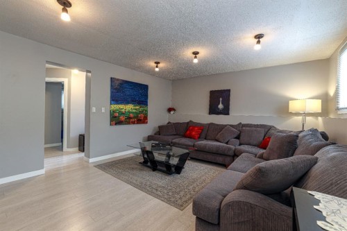 824 Whitemont Drive Ne, Calgary, AB - Indoor Photo Showing Living Room