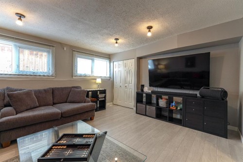 824 Whitemont Drive Ne, Calgary, AB - Indoor Photo Showing Living Room
