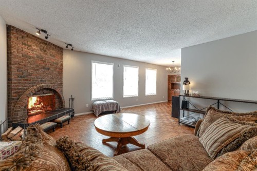 824 Whitemont Drive Ne, Calgary, AB - Indoor Photo Showing Living Room