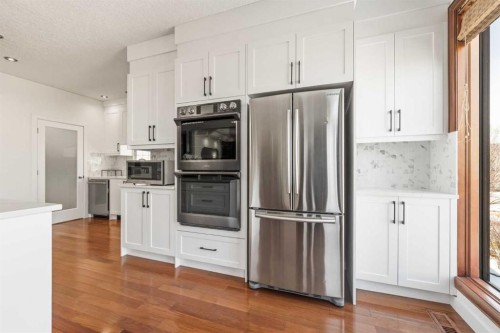 8 Coulee Park Sw, Calgary, AB - Indoor Photo Showing Kitchen