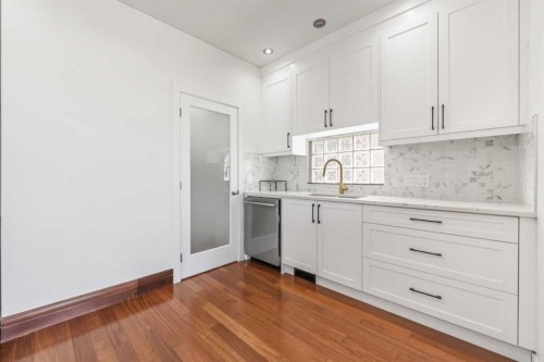 8 Coulee Park Sw, Calgary, AB - Indoor Photo Showing Kitchen