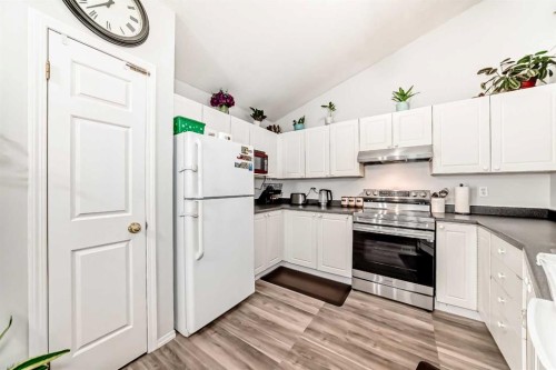 241 Los Alamos Place Ne, Calgary, AB - Indoor Photo Showing Kitchen