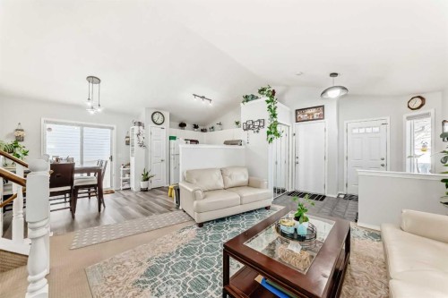 241 Los Alamos Place Ne, Calgary, AB - Indoor Photo Showing Living Room