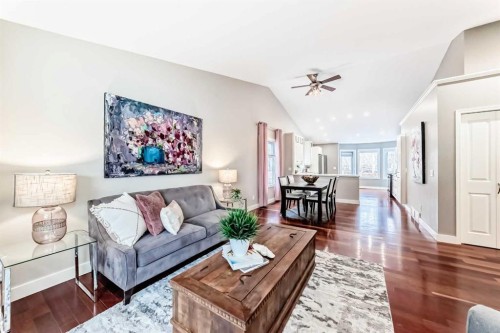 173 Shannon Hill Sw, Calgary, AB - Indoor Photo Showing Living Room