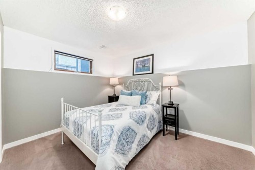 173 Shannon Hill Sw, Calgary, AB - Indoor Photo Showing Bedroom