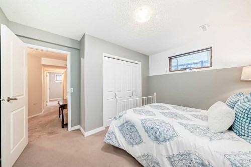 173 Shannon Hill Sw, Calgary, AB - Indoor Photo Showing Bedroom