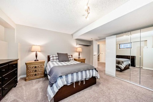 173 Shannon Hill Sw, Calgary, AB - Indoor Photo Showing Bedroom