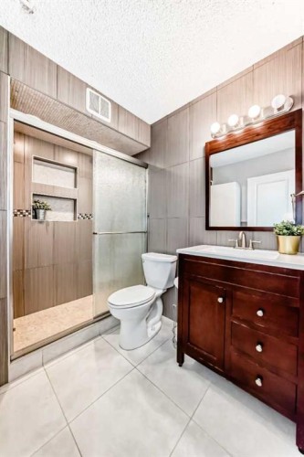 173 Shannon Hill Sw, Calgary, AB - Indoor Photo Showing Bathroom