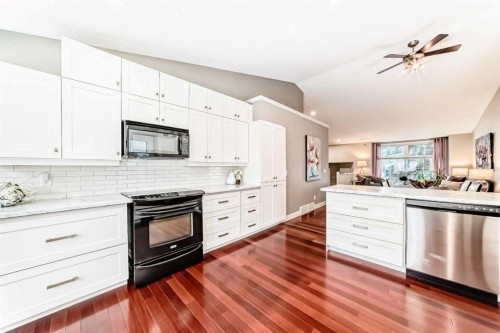 173 Shannon Hill Sw, Calgary, AB - Indoor Photo Showing Kitchen