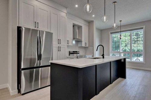 602 11 Avenue Ne, Calgary, AB - Indoor Photo Showing Kitchen With Upgraded Kitchen