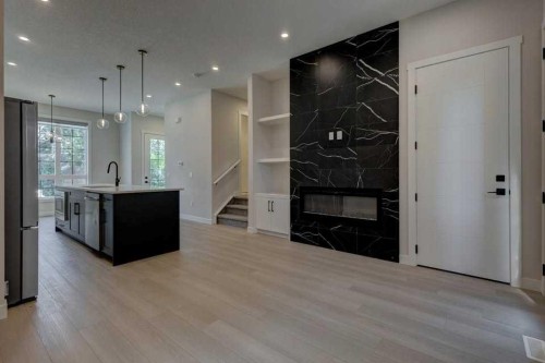 602 11 Avenue Ne, Calgary, AB - Indoor Photo Showing Kitchen With Upgraded Kitchen