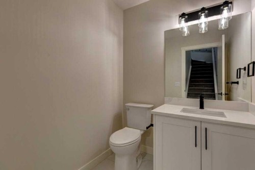 602 11 Avenue Ne, Calgary, AB - Indoor Photo Showing Bathroom