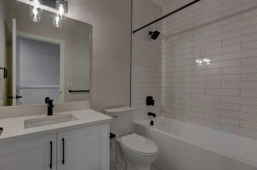 602 11 Avenue Ne, Calgary, AB - Indoor Photo Showing Bathroom