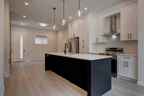 602 11 Avenue Ne, Calgary, AB - Indoor Photo Showing Kitchen With Upgraded Kitchen