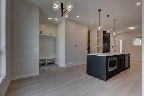 602 11 Avenue Ne, Calgary, AB - Indoor Photo Showing Kitchen