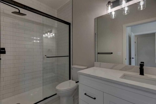 602 11 Avenue Ne, Calgary, AB - Indoor Photo Showing Bathroom