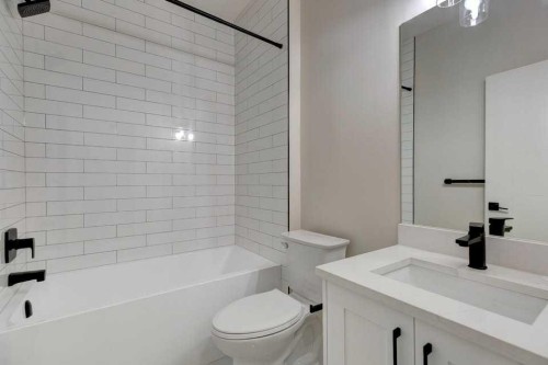 602 11 Avenue Ne, Calgary, AB - Indoor Photo Showing Bathroom