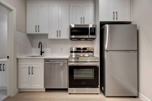 602 11 Avenue Ne, Calgary, AB - Indoor Photo Showing Kitchen