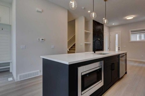 602 11 Avenue Ne, Calgary, AB - Indoor Photo Showing Kitchen