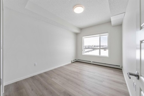 419-245 Edith Place Nw, Calgary, AB - Indoor Photo Showing Other Room