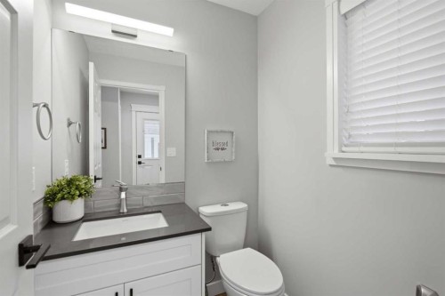 3426 5 Avenue Nw, Calgary, AB - Indoor Photo Showing Bathroom