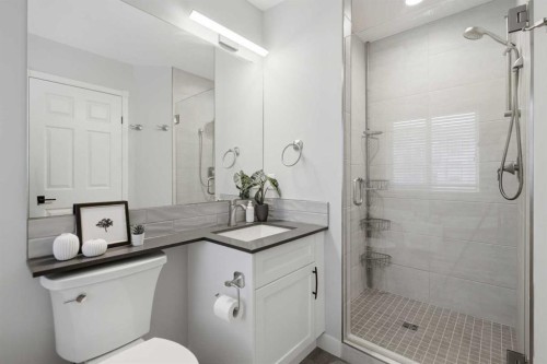 3426 5 Avenue Nw, Calgary, AB - Indoor Photo Showing Bathroom