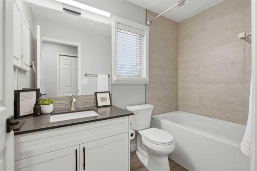 3426 5 Avenue Nw, Calgary, AB - Indoor Photo Showing Bathroom