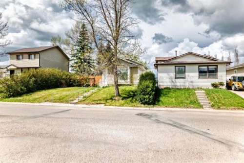 36 Castleglen Way Ne, Calgary, AB - Outdoor