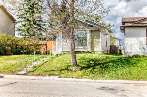 36 Castleglen Way Ne, Calgary, AB - Outdoor