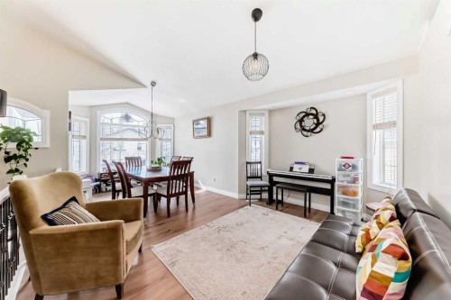 172 Sunset Heights, Crossfield, AB - Indoor Photo Showing Living Room