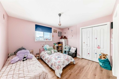 172 Sunset Heights, Crossfield, AB - Indoor Photo Showing Bedroom