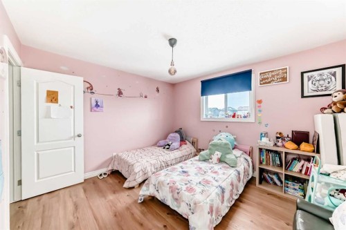 172 Sunset Heights, Crossfield, AB - Indoor Photo Showing Bedroom