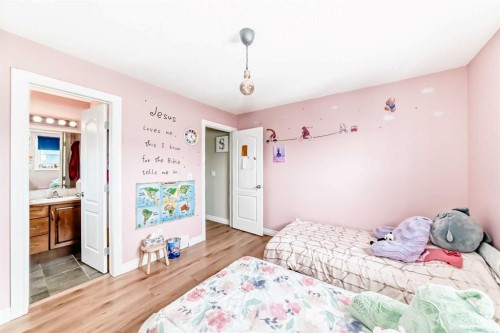 172 Sunset Heights, Crossfield, AB - Indoor Photo Showing Bedroom