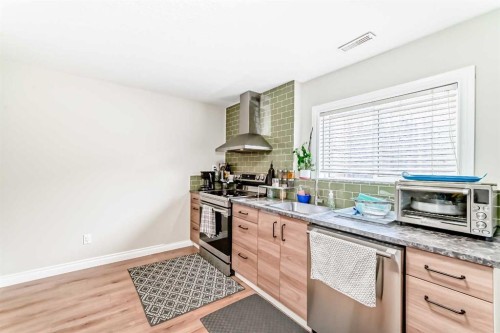 172 Sunset Heights, Crossfield, AB - Indoor Photo Showing Kitchen