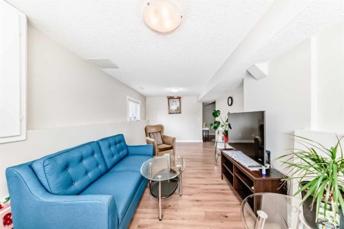 172 Sunset Heights, Crossfield, AB - Indoor Photo Showing Living Room