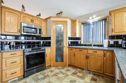 10 Madison Court, Strathmore, AB - Indoor Photo Showing Kitchen With Double Sink