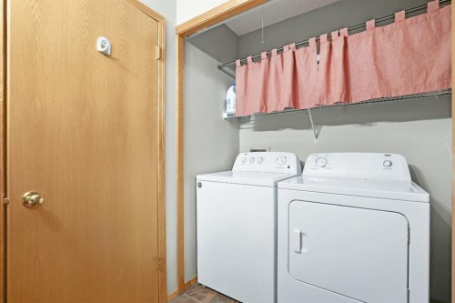 10 Madison Court, Strathmore, AB - Indoor Photo Showing Laundry Room