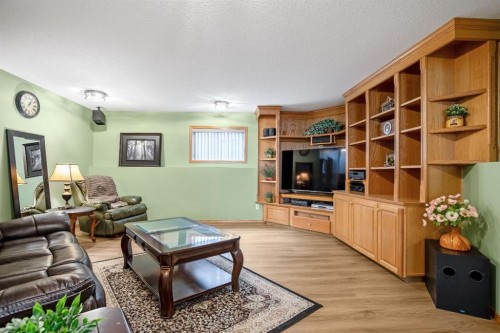 10 Madison Court, Strathmore, AB - Indoor Photo Showing Living Room