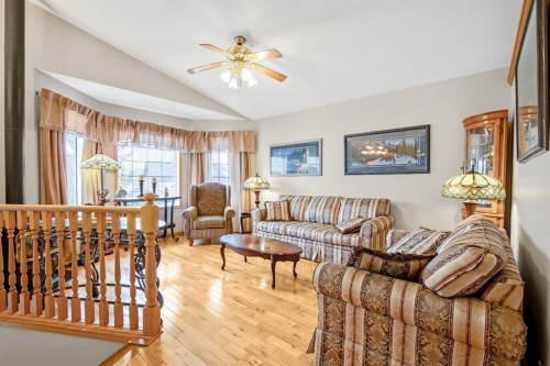 10 Madison Court, Strathmore, AB - Indoor Photo Showing Living Room